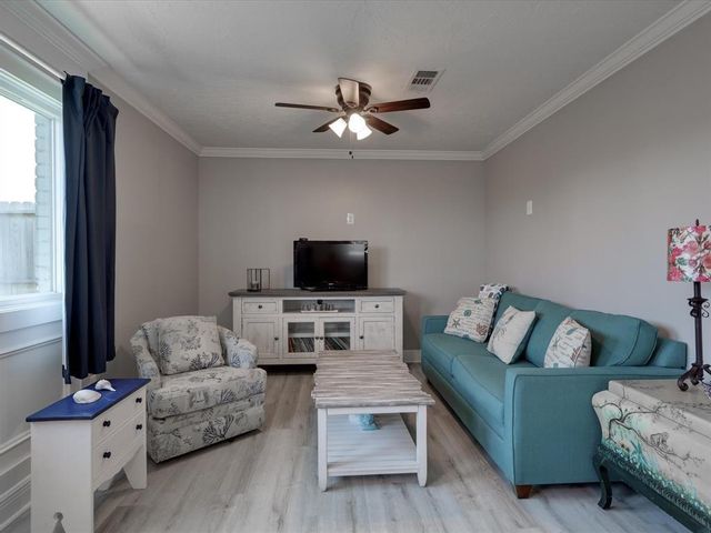 10 Windsor Court, Galveston, TX 77551