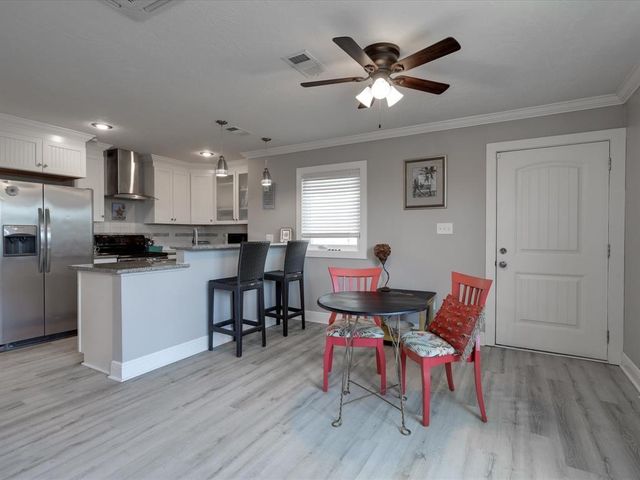 10 Windsor Court, Galveston, TX 77551