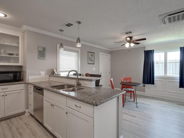 10 Windsor Court, Galveston, TX 77551