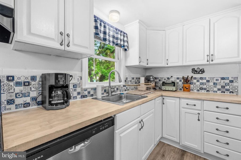 Image 10 of property listing at 30178 SHOREVIEW DR, Mechanicsville, MD 20659