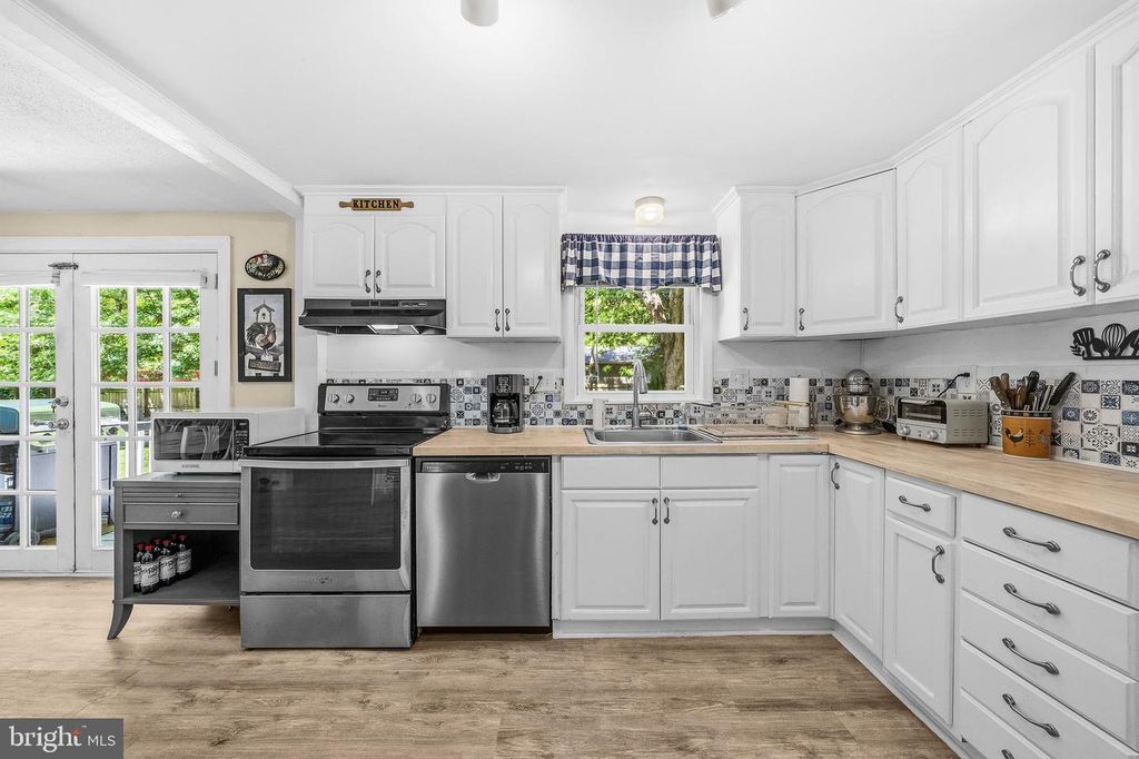 Image 9 of property listing at 30178 SHOREVIEW DR, Mechanicsville, MD 20659