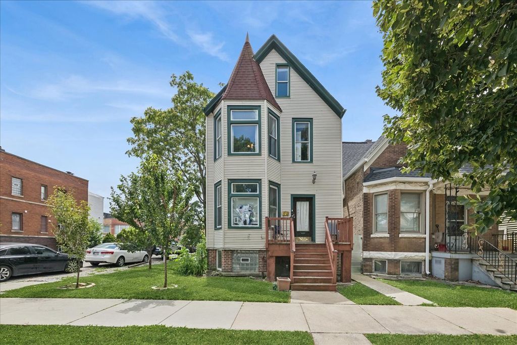 2835 W Wellington Avenue 2, Chicago, IL 60618