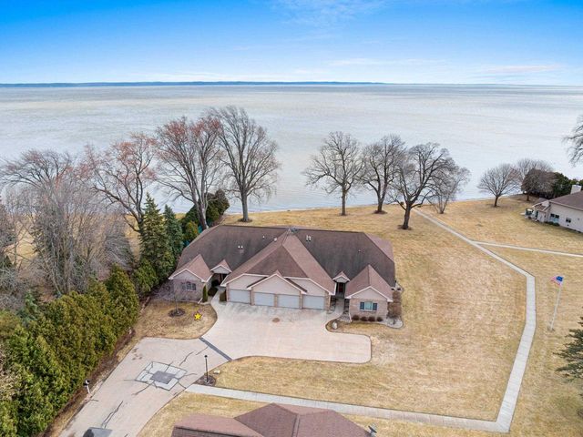 957 BRIGHTON DRIVE, Menasha, WI 54952