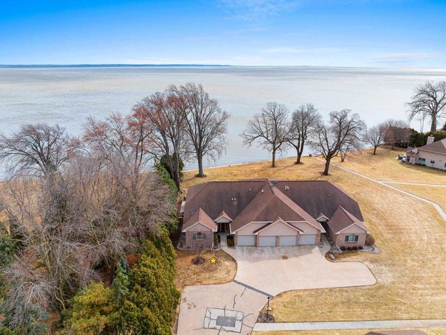 957 BRIGHTON DRIVE, Menasha, WI 54952