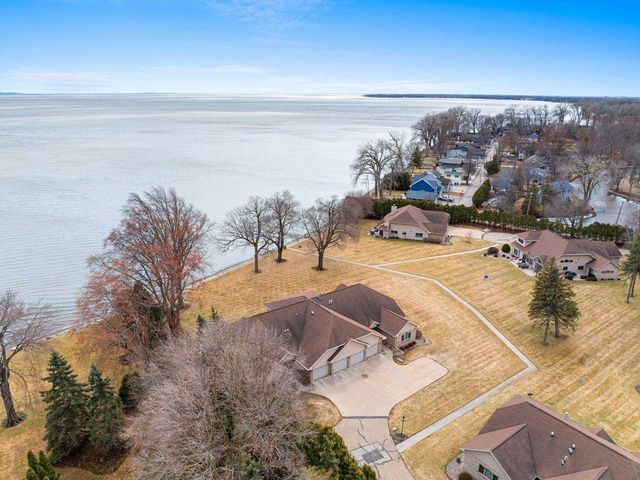 957 BRIGHTON DRIVE, Menasha, WI 54952