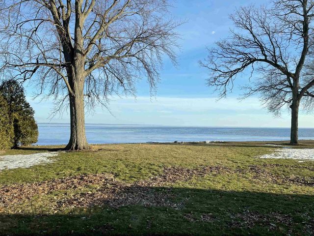 957 BRIGHTON DRIVE, Menasha, WI 54952