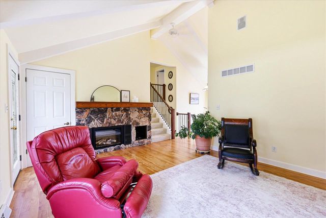 1303 GREEN VALLEY DRIVE, Neenah, WI 54956