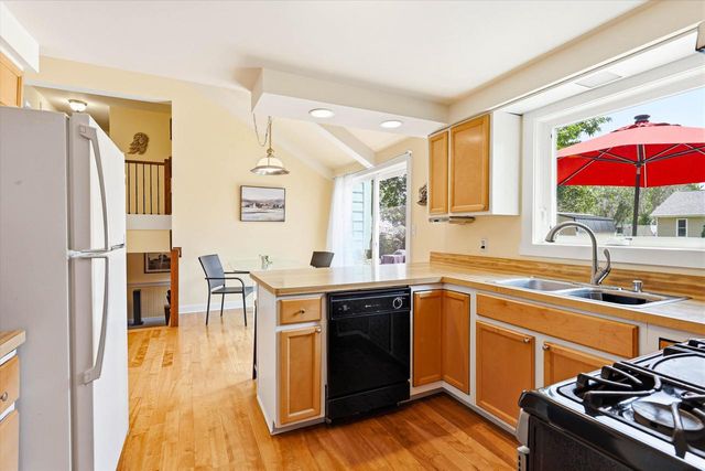 1303 GREEN VALLEY DRIVE, Neenah, WI 54956