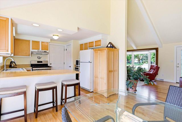 1303 GREEN VALLEY DRIVE, Neenah, WI 54956