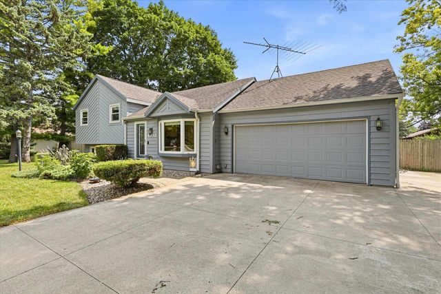 1303 GREEN VALLEY DRIVE, Neenah, WI 54956