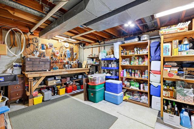 1303 GREEN VALLEY DRIVE, Neenah, WI 54956