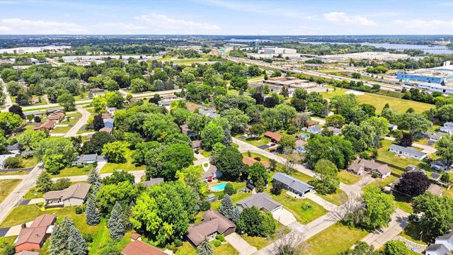 1303 GREEN VALLEY DRIVE, Neenah, WI 54956