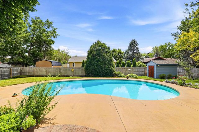 1303 GREEN VALLEY DRIVE, Neenah, WI 54956