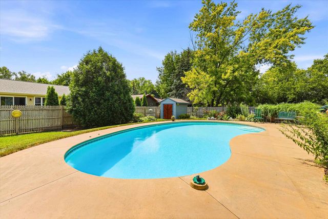 1303 GREEN VALLEY DRIVE, Neenah, WI 54956
