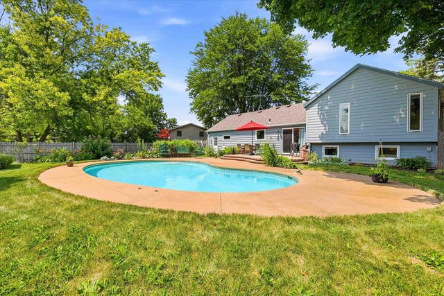 1303 GREEN VALLEY DRIVE, Neenah, WI 54956