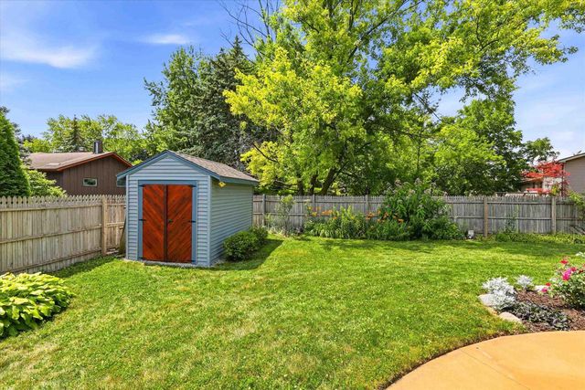 1303 GREEN VALLEY DRIVE, Neenah, WI 54956