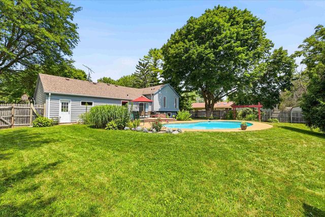 1303 GREEN VALLEY DRIVE, Neenah, WI 54956