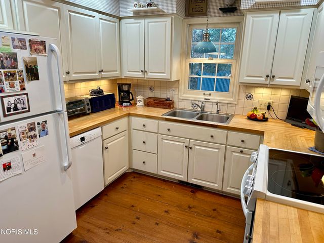 77 Back Bay Road, Bowling Green, OH 43402