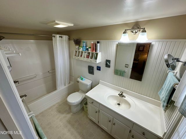 77 Back Bay Road, Bowling Green, OH 43402
