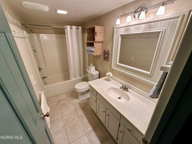 77 Back Bay Road, Bowling Green, OH 43402