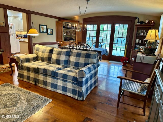 77 Back Bay Road, Bowling Green, OH 43402