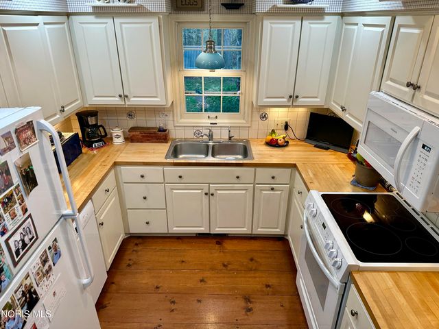 77 Back Bay Road, Bowling Green, OH 43402