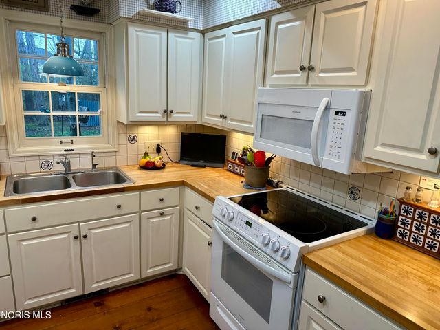77 Back Bay Road, Bowling Green, OH 43402