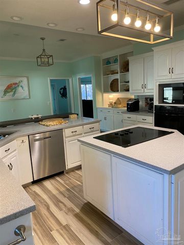 2 Zuni Cir, Pensacola, FL 32507