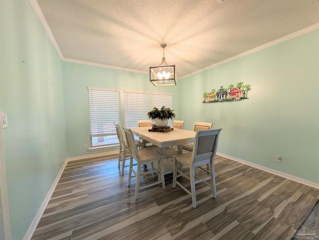 2 Zuni Cir, Pensacola, FL 32507