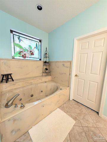 2 Zuni Cir, Pensacola, FL 32507