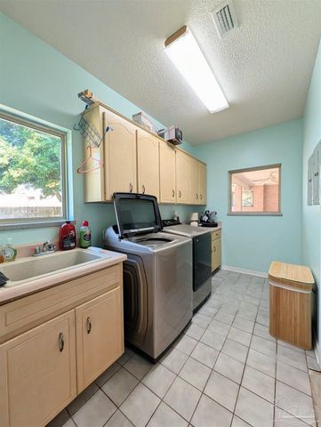 2 Zuni Cir, Pensacola, FL 32507