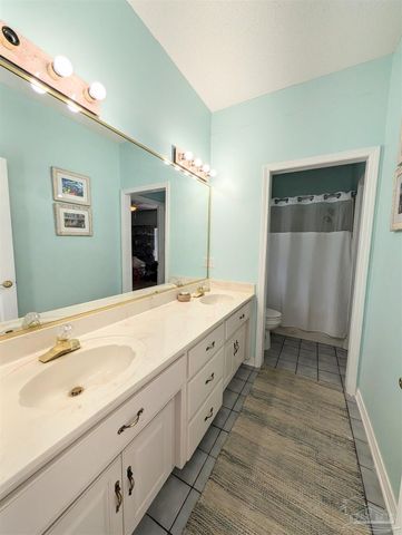 2 Zuni Cir, Pensacola, FL 32507