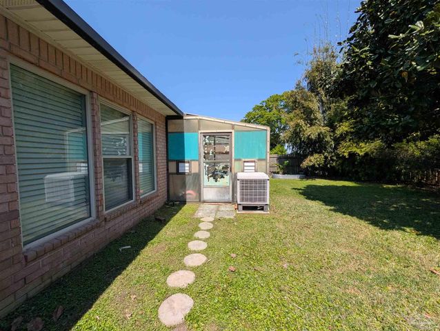 2 Zuni Cir, Pensacola, FL 32507