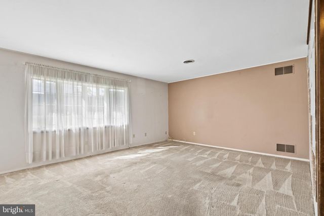 18 S FORSYTHIA DR S, Levittown, PA 19056