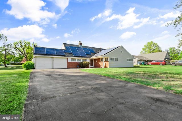 18 S FORSYTHIA DR S, Levittown, PA 19056