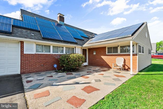 18 S FORSYTHIA DR S, Levittown, PA 19056