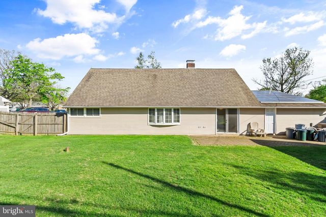 18 S FORSYTHIA DR S, Levittown, PA 19056