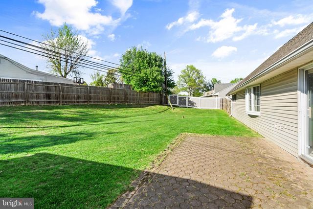 18 S FORSYTHIA DR S, Levittown, PA 19056