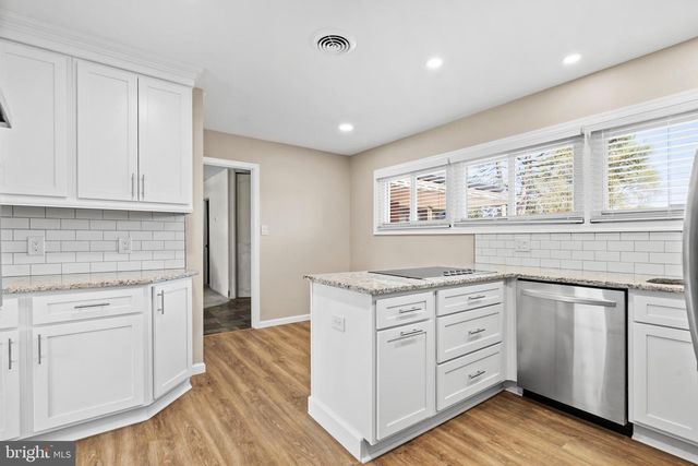 18 S FORSYTHIA DR S, Levittown, PA 19056