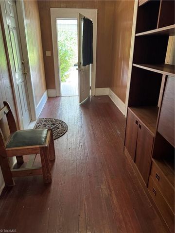 106 College Street, Thomasville, NC 27360