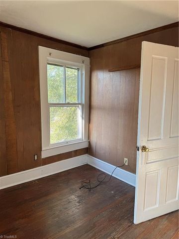 106 College Street, Thomasville, NC 27360