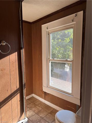 106 College Street, Thomasville, NC 27360