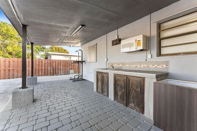 336 Ponte Vedra Road, Palm Springs, FL 33461