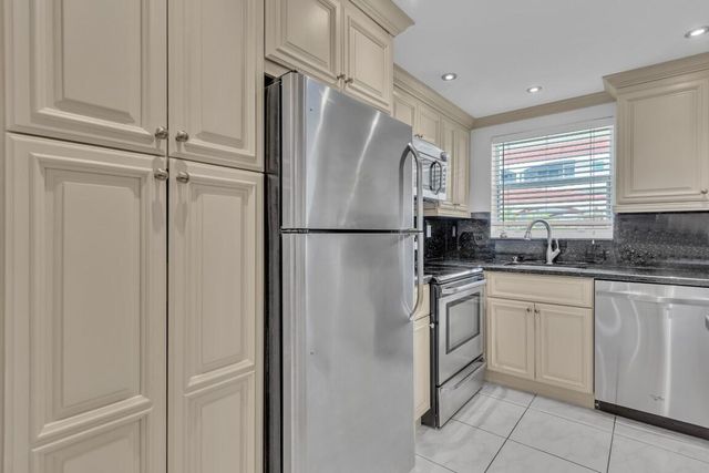 580 Egret Drive 121, Hallandale Beach, FL 33009