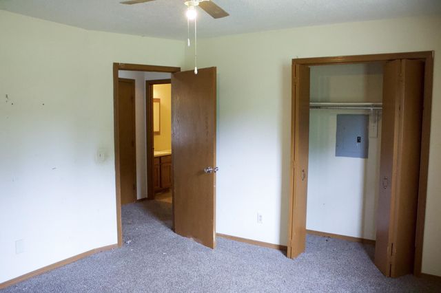 215 W Overlook Dr, Derby, KS 67037