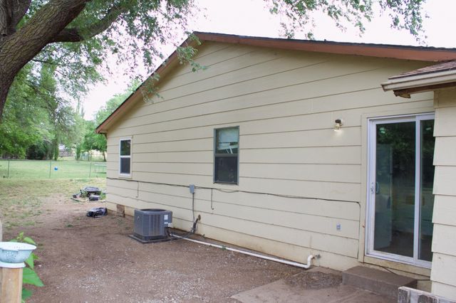 215 W Overlook Dr, Derby, KS 67037