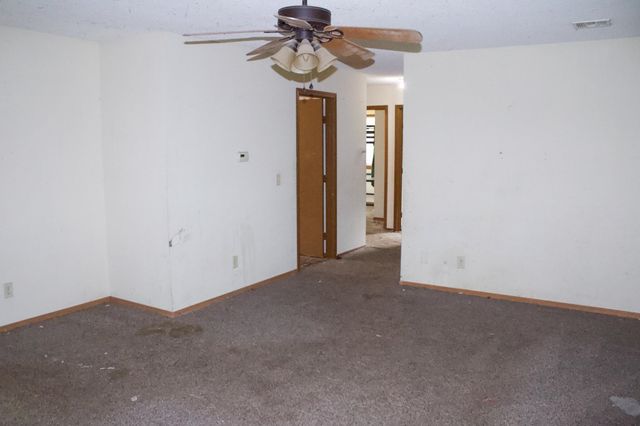 215 W Overlook Dr, Derby, KS 67037