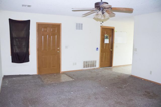 215 W Overlook Dr, Derby, KS 67037