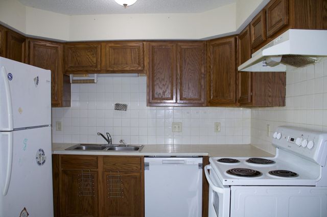 215 W Overlook Dr, Derby, KS 67037