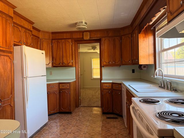 911 W Elizabeth Street, Elizabeth City, NC 27909